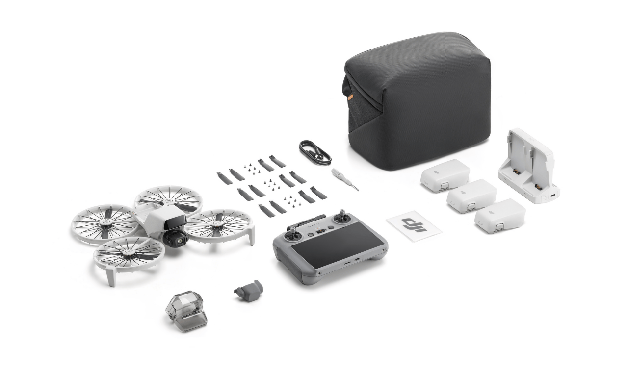 Auf dem Bild ist der Lieferumfang der DJI Flip Fly More Combo zu sehen