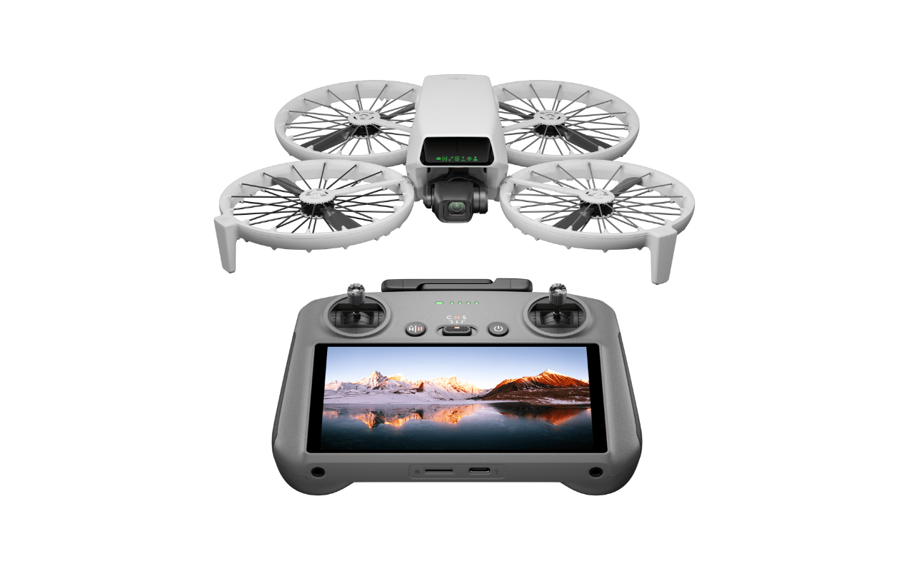 Auf dem Bild ist die DJI Flip Drohne zusammen mit dem RC 2 Controller zu sehen.