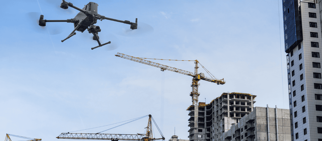 Auf dem Foto ist eine Matrice 400 zu sehen, die auf einer Baustelle eine Vermessung mittels Photogrammetrie durchführt.