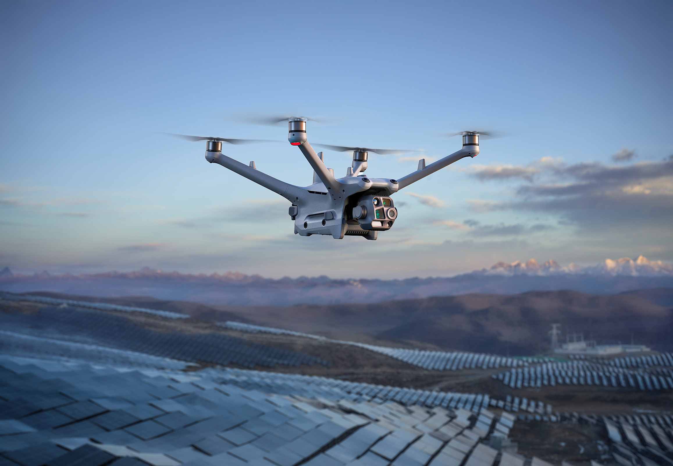 Auf dem Bild ist die DJI Matrice 4TD über einem Solarfeld zu sehen.