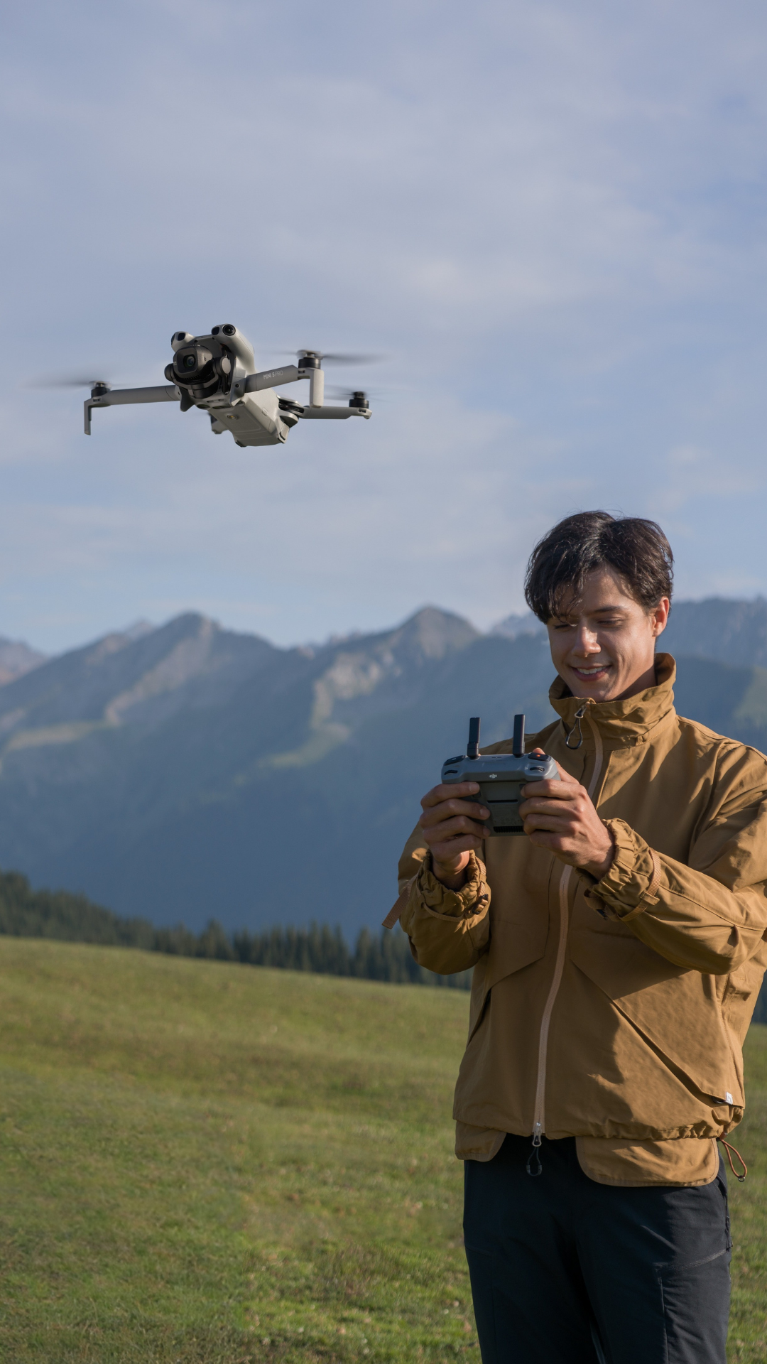 Auf dem Foto steuert ein Pilot die brandneue DJI Mini 5 Pro. 