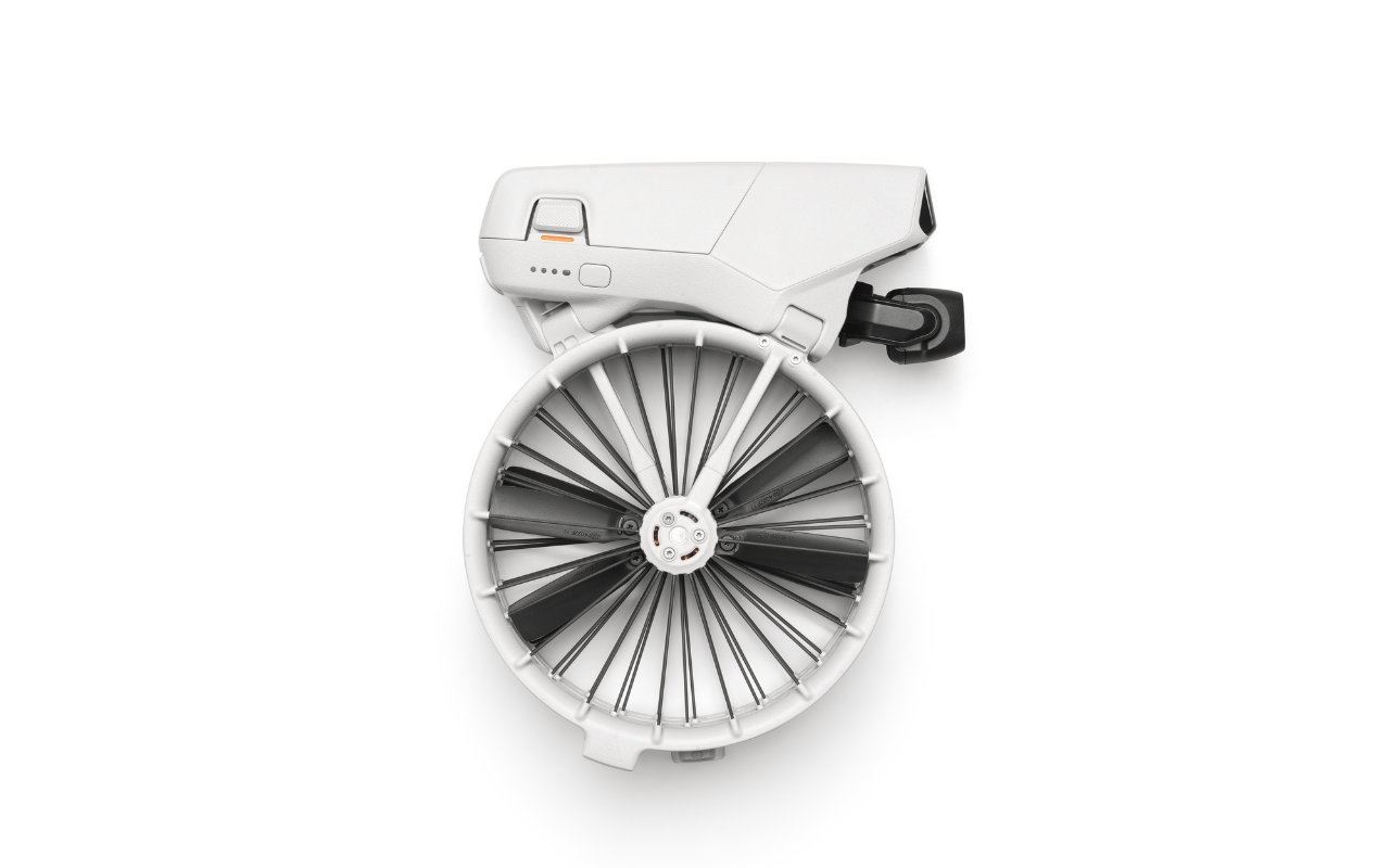 Auf dem Bild ist die DJI Flip Drohne zusammengeklappt in der Seitenansicht zu sehen.