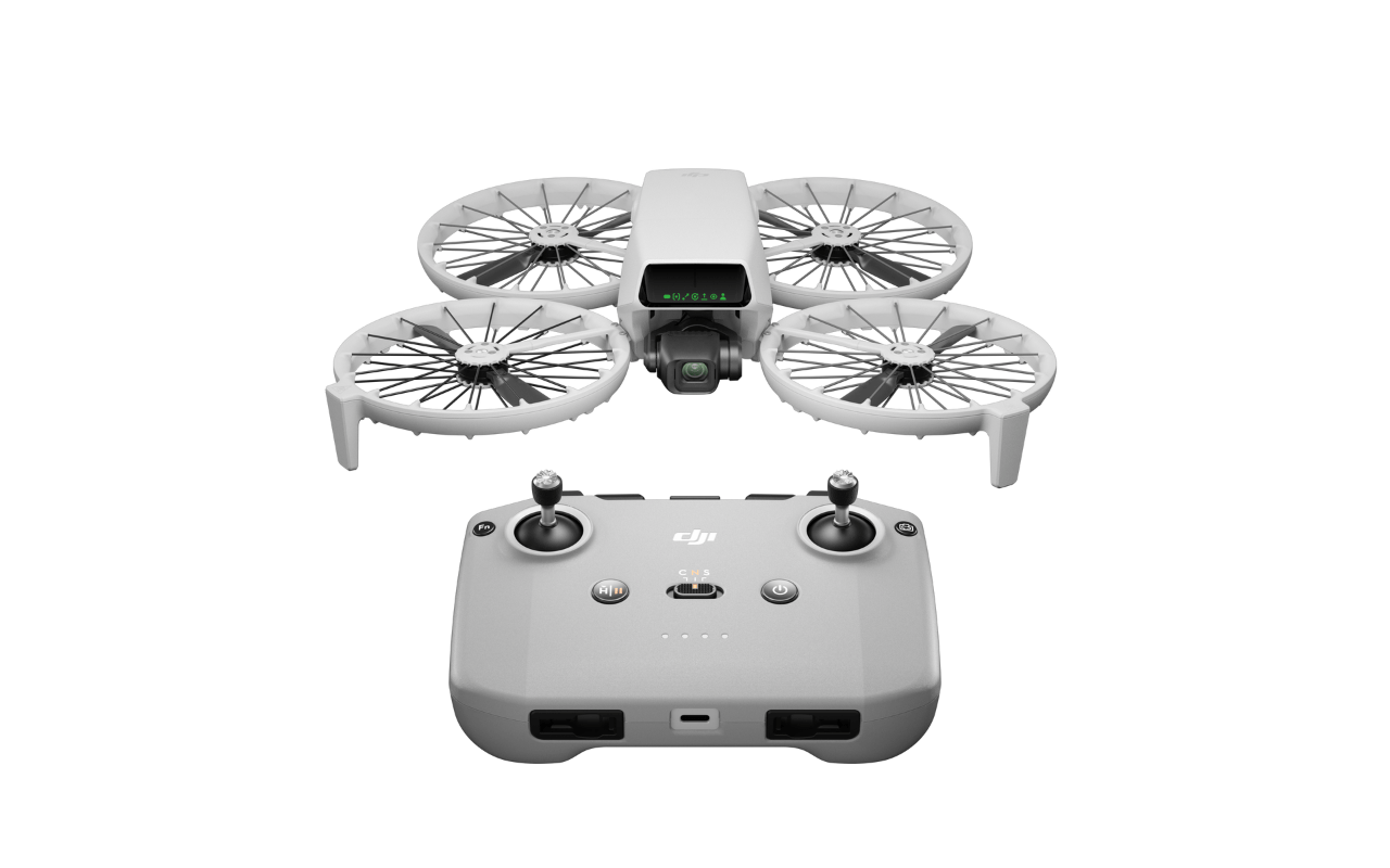 Auf dem Bild ist die DJI Flip Drohne zusammen mit dem RC-N3 Controller zu sehen.