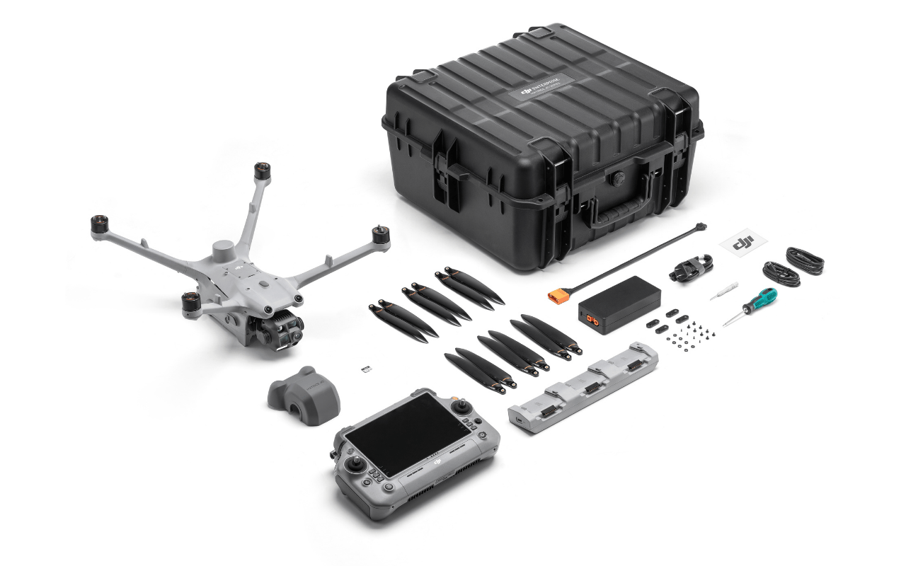 Auf dem Bild ist der Lieferumfang der DJI Matrice 4TD Drohne zu sehen.