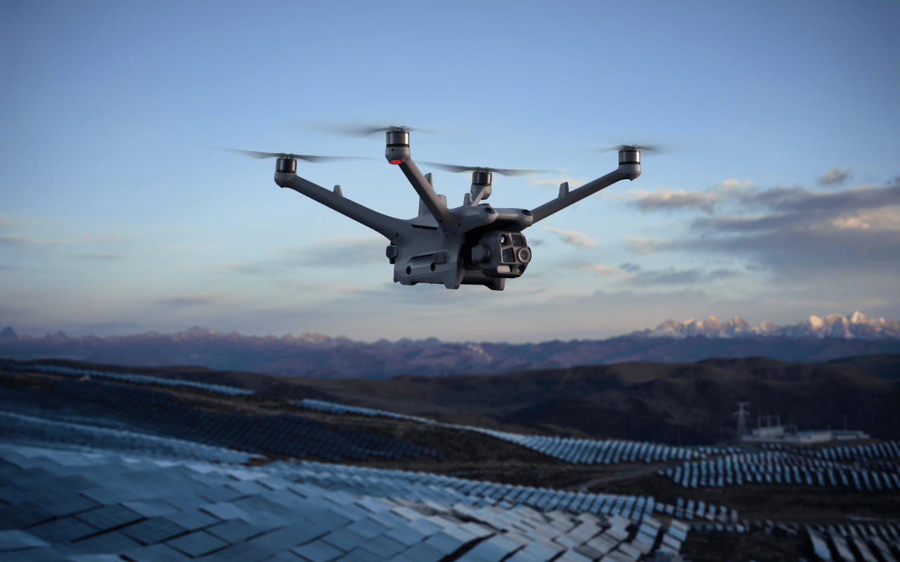 Auf dem Bild ist die DJI Matrice 4TD Drohne während einer Solarinspektion zu sehen. 