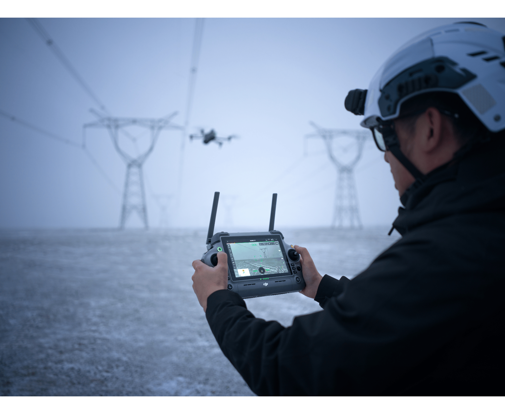 Auf dem Foto ist eine DJI Matrice 4 während eines Inspektionsfluges zu sehen.