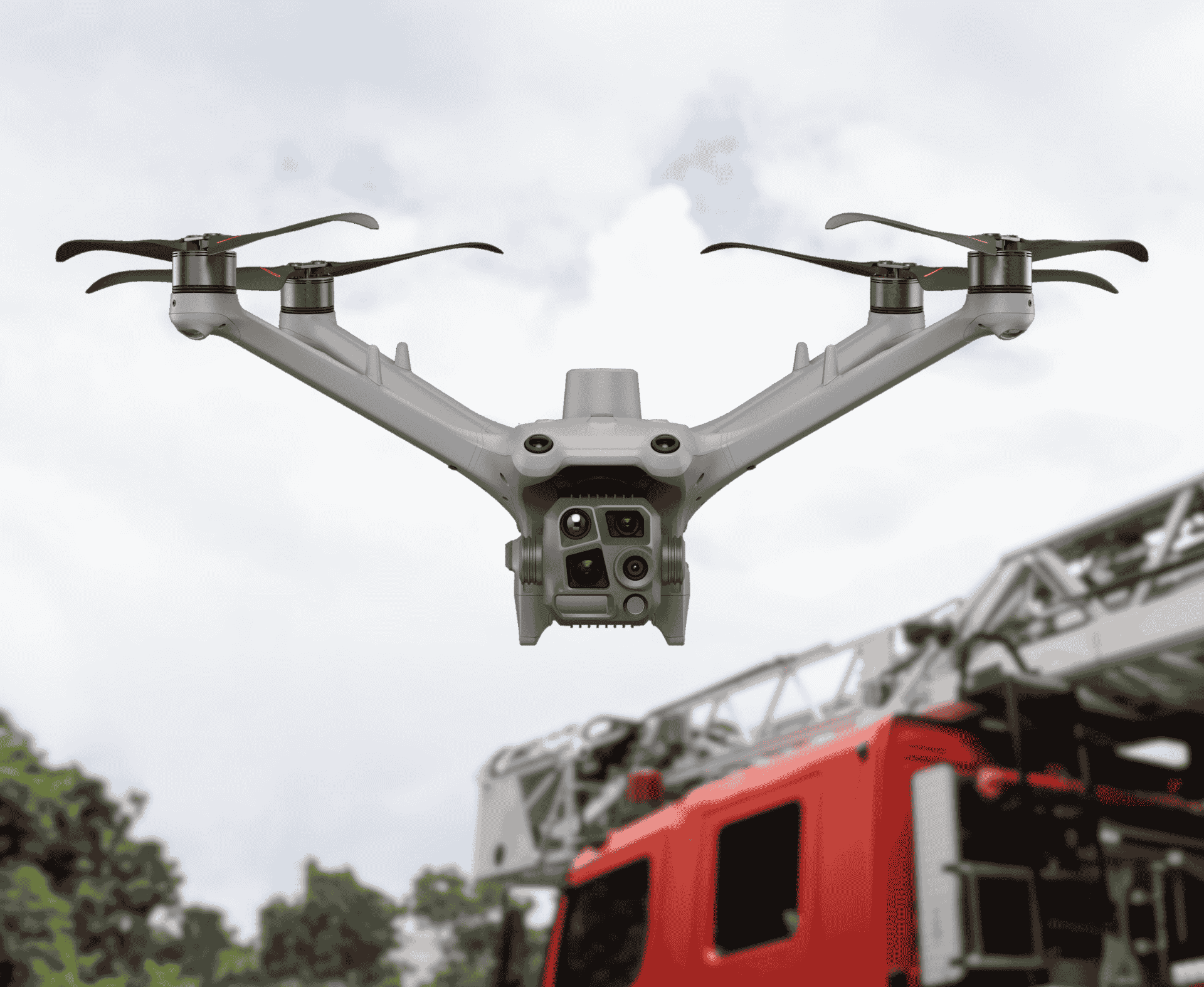 Auf dem Foto fliegt die DJI Matrice 4TD vor einem Feuerwehrauto.