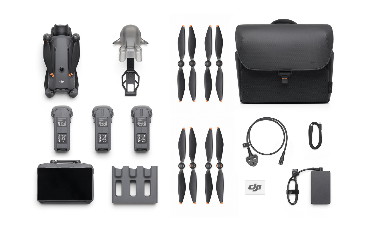 Auf dem Foto ist der Lieferumfang der DJI Mavic 4 Pro Creator Combo zu sehen.