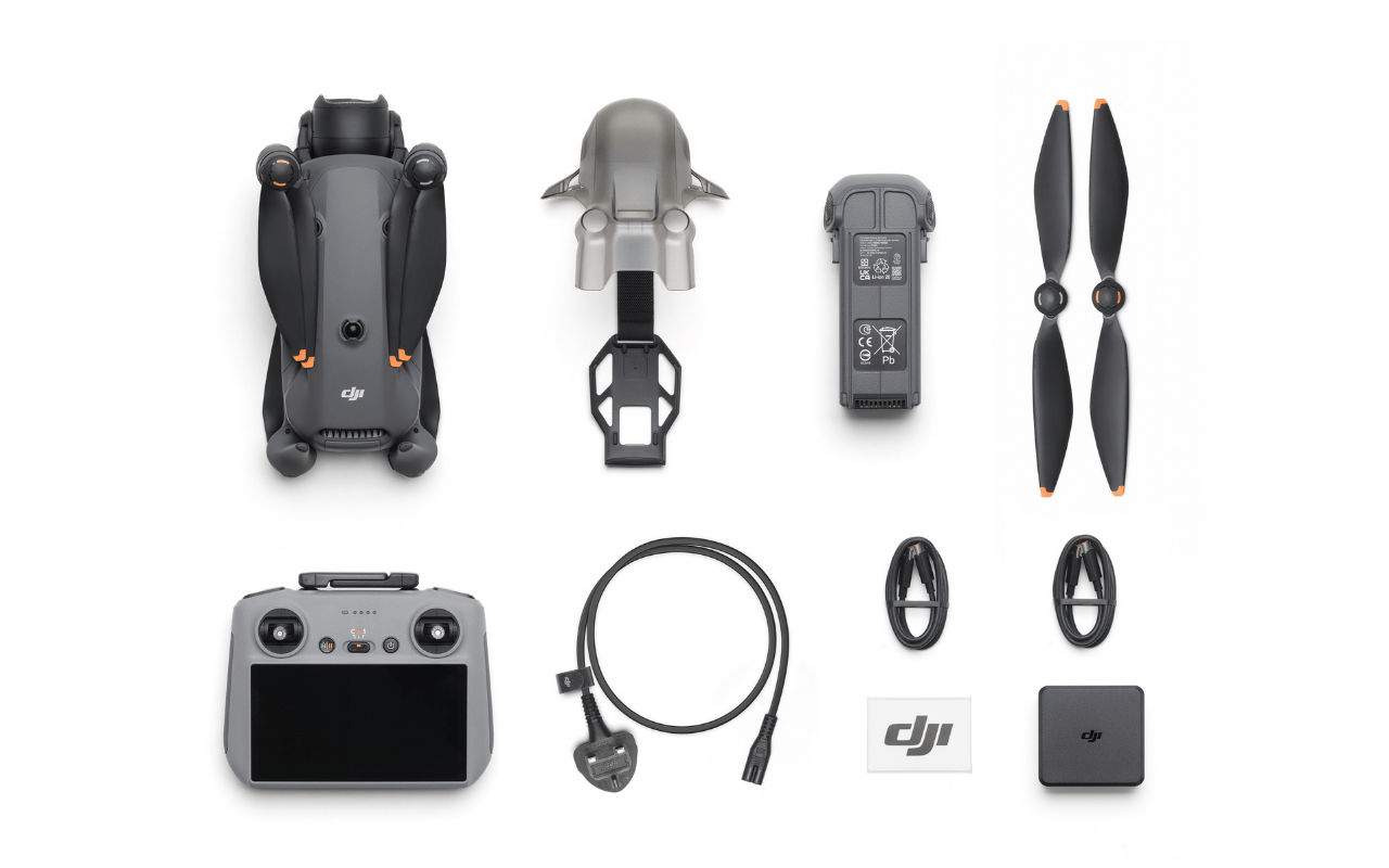 Auf dem Foto ist der Lieferumfang der DJI Mavic 4 Pro (DJI RC 2) zu sehen. 