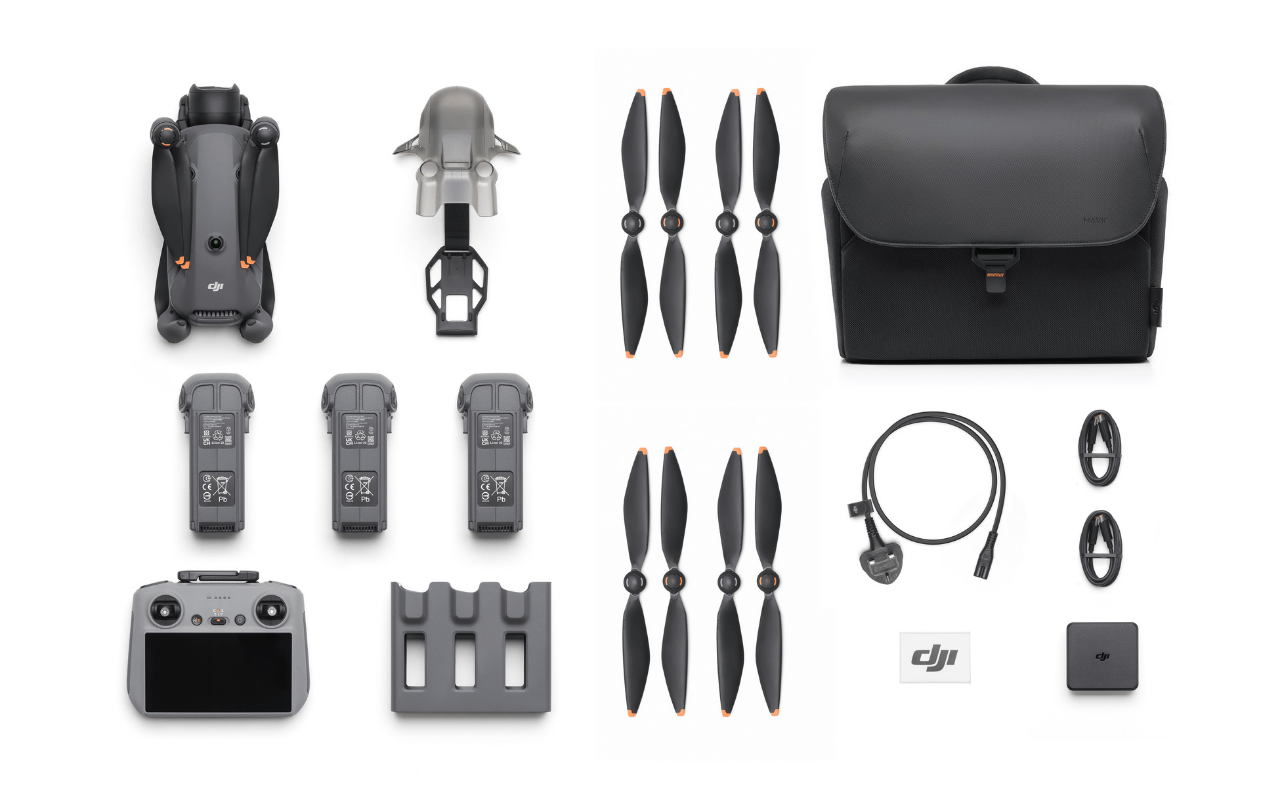 Auf dem Foto ist der Lieferumfang der DJI Mavic 4 Pro Fly More Combo zu sehen.