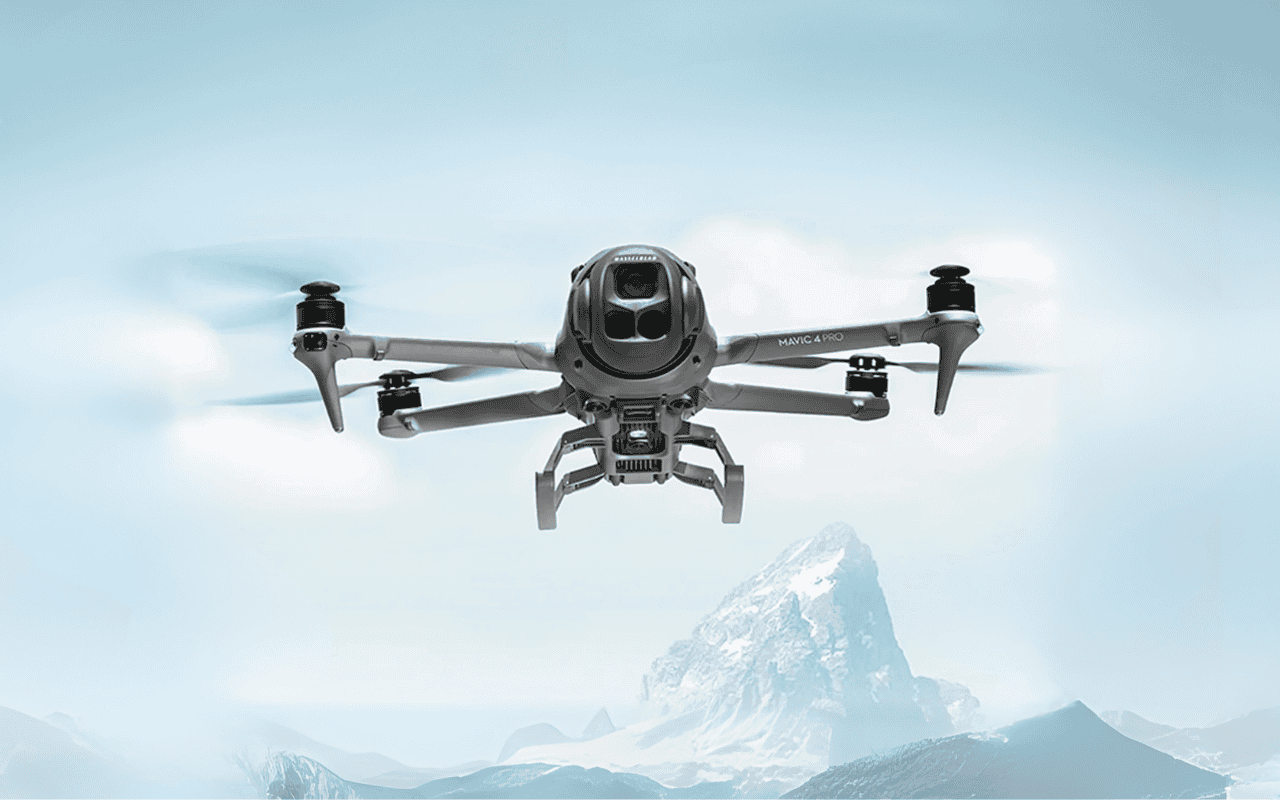 Auf dem Foto ist eine fliegende DJI Mavic 4 Pro Drohne mit montiertem Landegestell  zu sehen. 