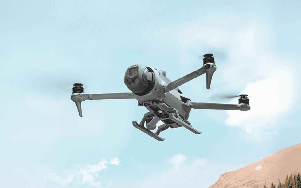 Auf dem Foto ist eine DJI Mavic 4 Pro Drohne mit montiertem Landegestell  zu sehen. 