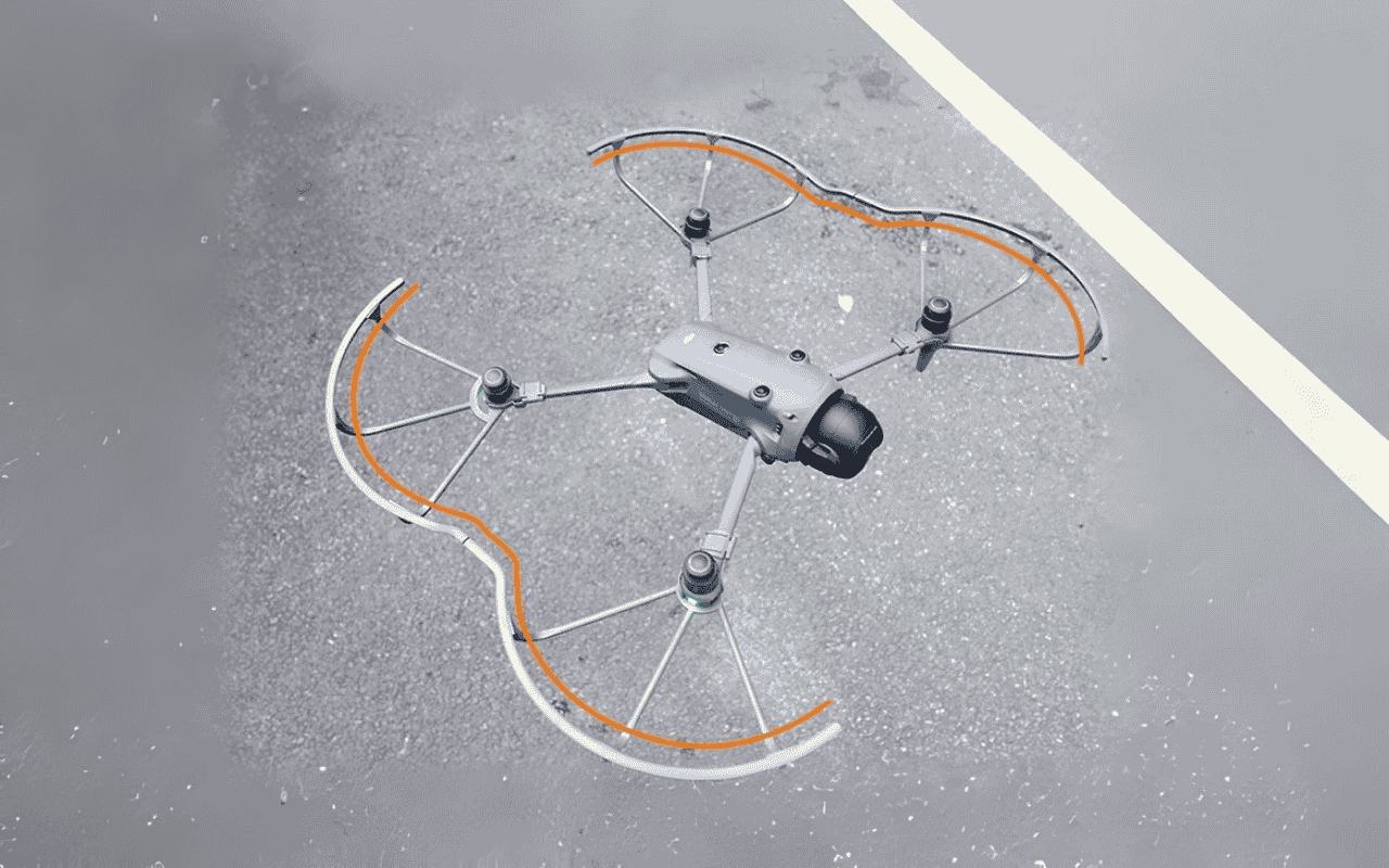 Auf dem Foto ist eine DJI Mavic 4 Pro  mit montiertem Propellerschutz zu sehen.  