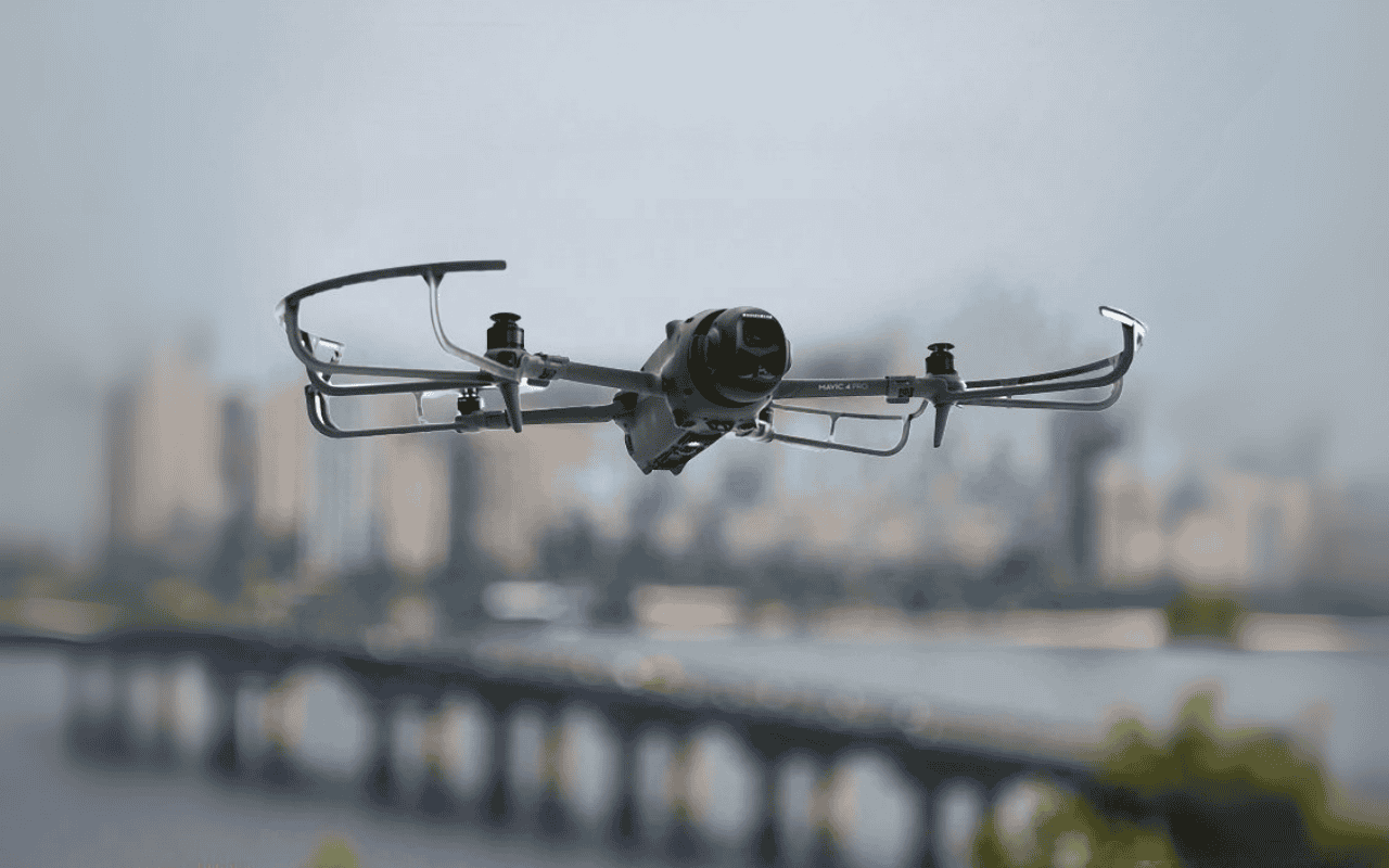 Auf dem Foto ist eine DJI Mavic 4 Pro  mit montiertem Rotorschutz zu sehen.  