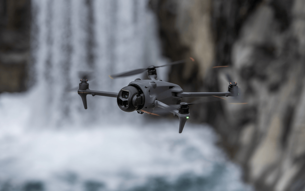 Auf dem Foto ist die DJI Mavic 4 Pro vor einem Wasserfall zu sehen.