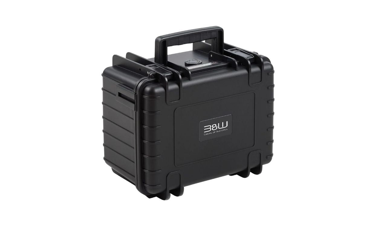 Auf dem Foto ist ein Transportkoffer für eine  DJI Mini 5 Pro zu sehen. Der Koffer ist geschlossen.