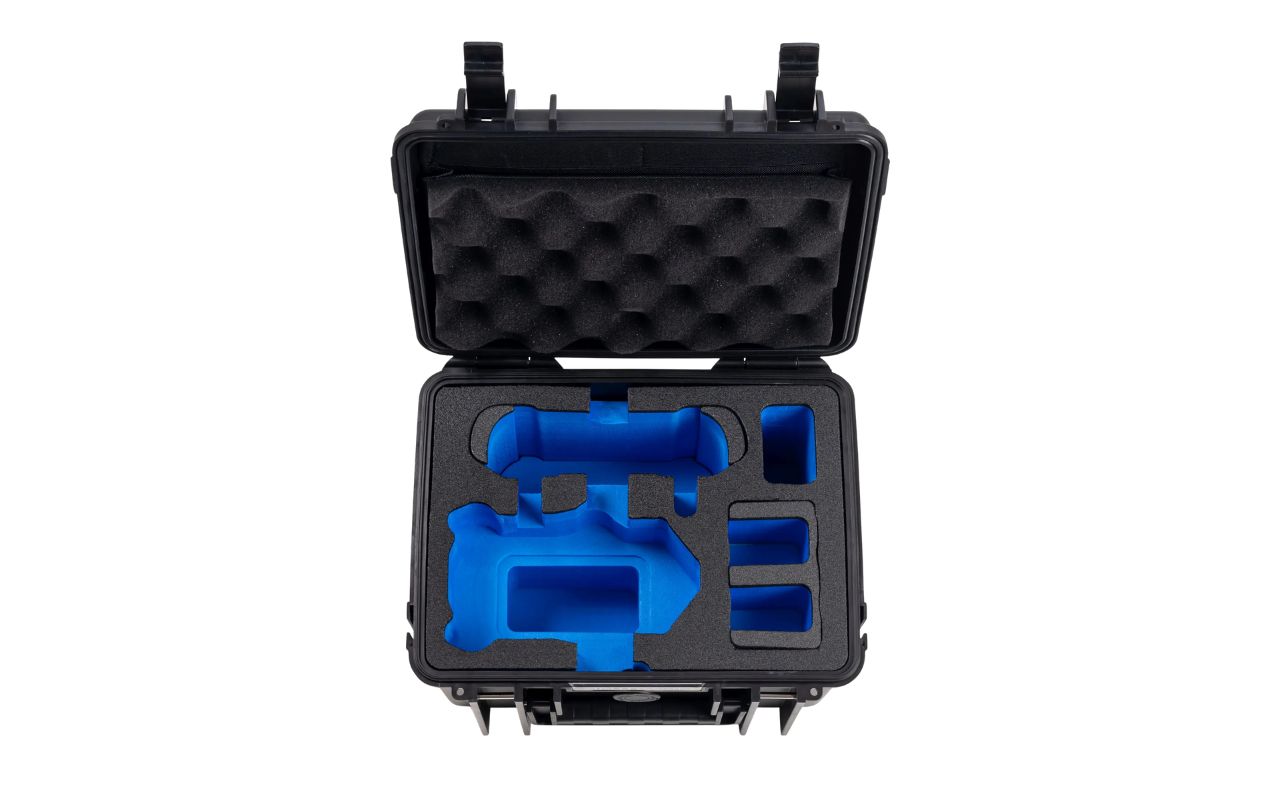Auf dem Foto ist ein Transportkoffer für eine  DJI Mini 5 Pro zu sehen. Der Koffer ist geöffnet. In dem Koffer kann die komplette DJI Mini 5 Pro Fly More Combo verstaut werden. 