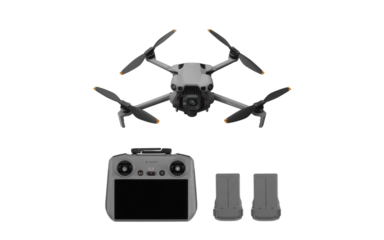 Auf dem Foto ist die DJI Mini 5 Pro zusammen mit zwei Akkus und dem RC 2 Controller zu sehen. 
