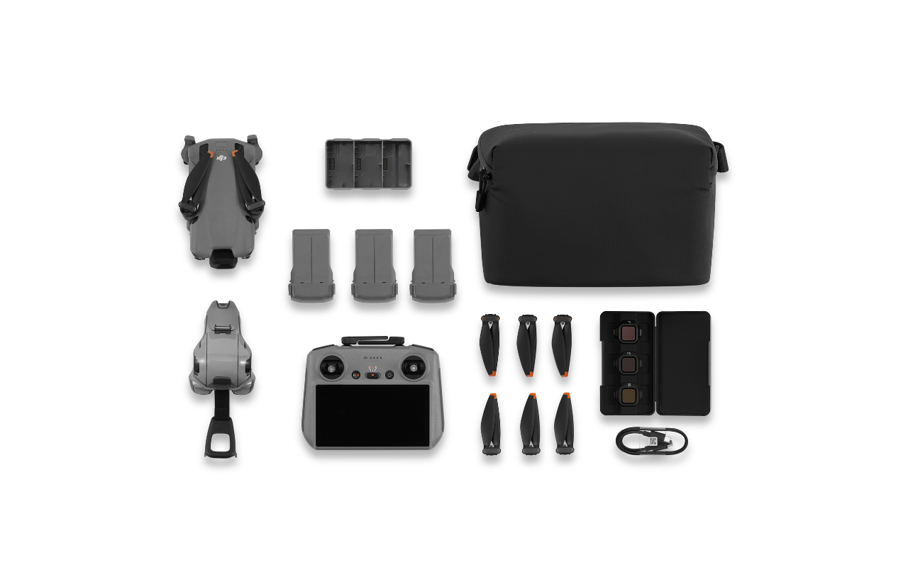 Auf dem Foto ist der Lieferumfang der  DJI Mini 5 Pro Fly More Combo zu sehen.