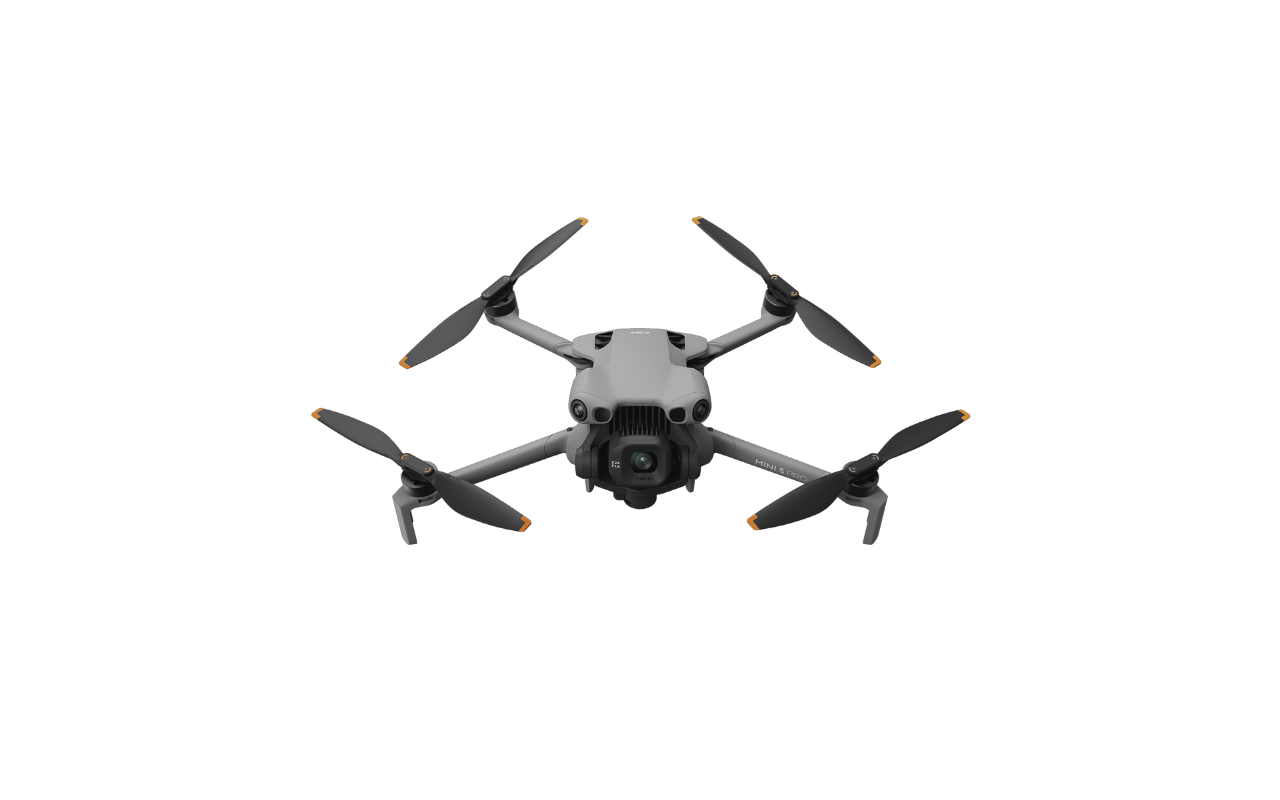 Auf dem Foto ist die DJI Mini 5 Pro im ausgeklappten Zustand in der Frontansicht zu sehen. 
