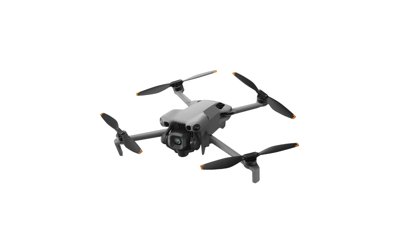 Auf dem Foto ist die DJI Mini 5 Pro im ausgeklappten Zustand in der seitlichen Frontansicht zu sehen. 