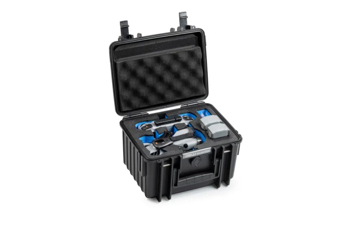 Auf dem Foto ist ein Transportkoffer für eine  DJI Mini 5 Pro zu sehen. Der Koffer ist geöffnet. In dem Koffer ist  die komplette DJI Mini 5 Pro Fly More Combo verstaut.