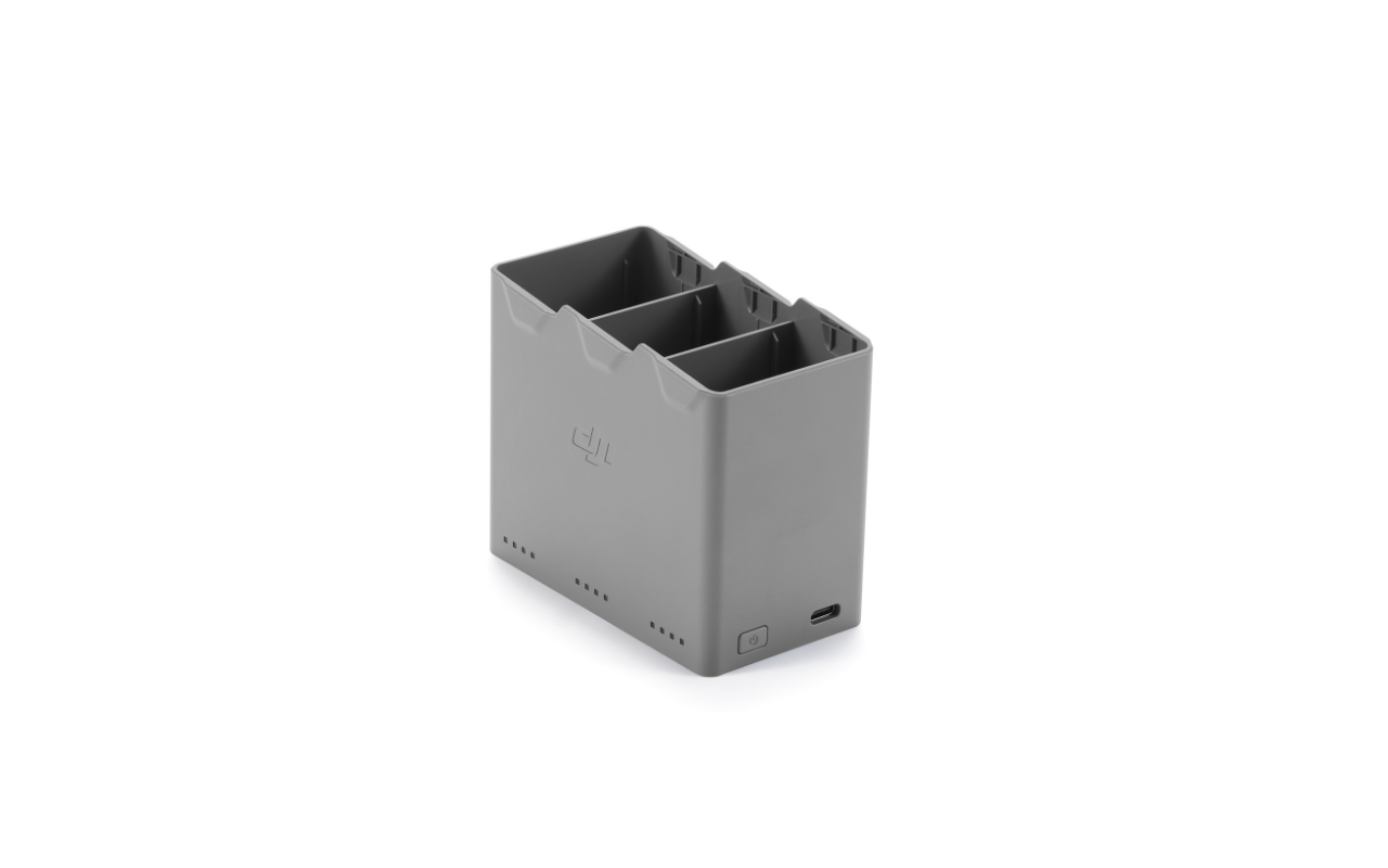 Auf dem Bild ist die DJI Mini 5 Pro Zweiwege-Ladestation in der seitlichen Frontansicht zu sehen.