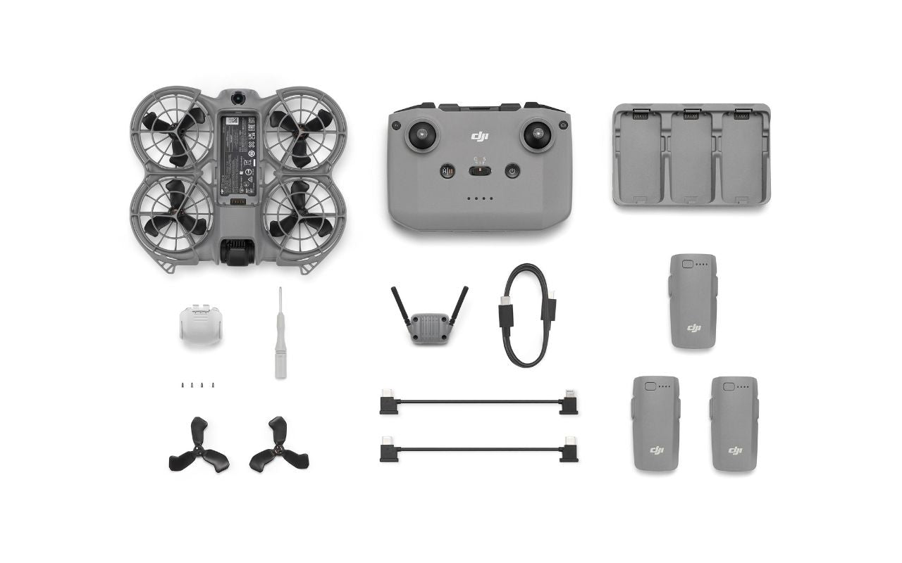 Auf dem Foto ist der Lieferumfang der DJI Neo 2 Fly More Combo zu sehen. 