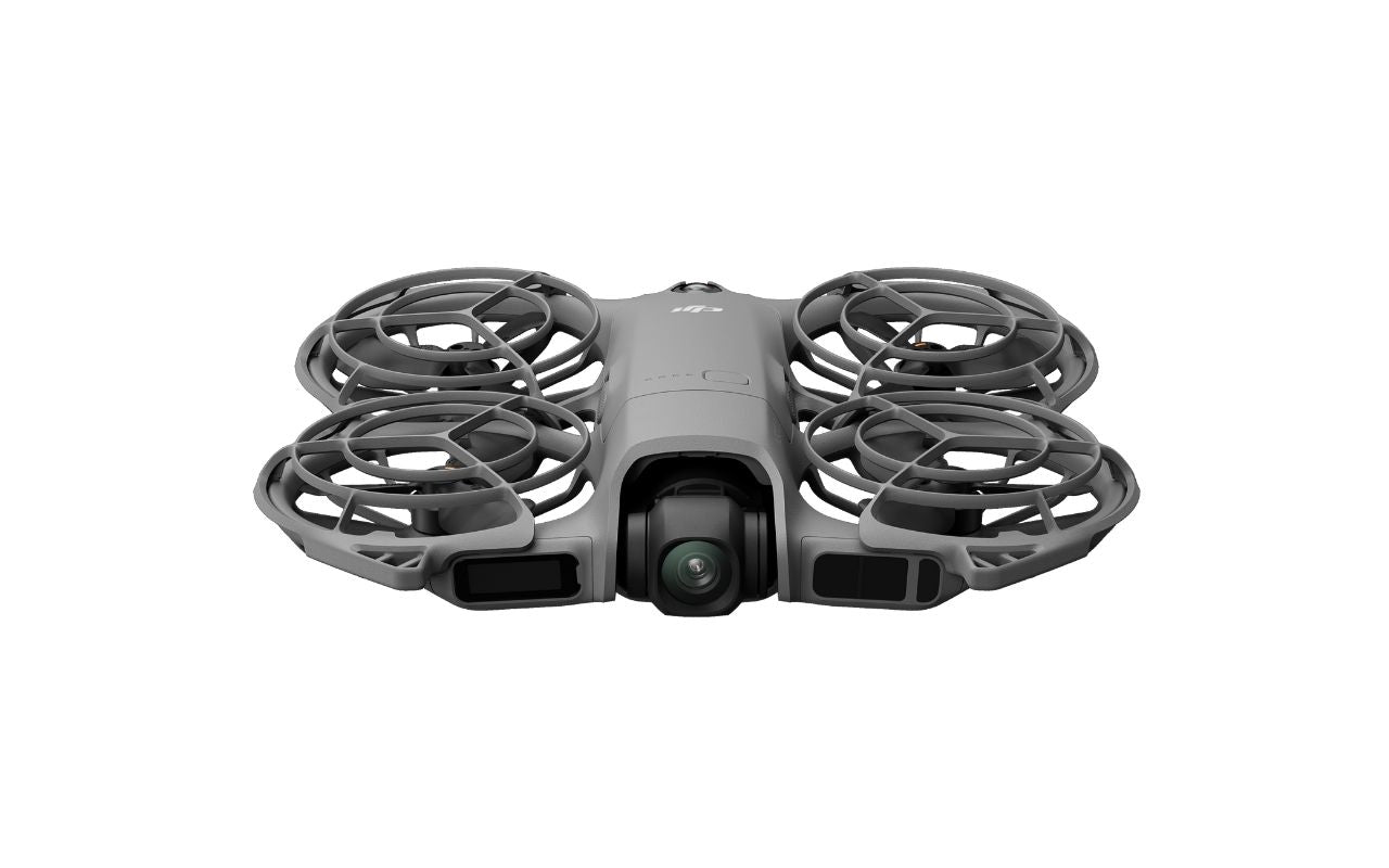 Auf dem Foto ist die DJI Neo 2 Drohne in der Frontansicht zu sehen.