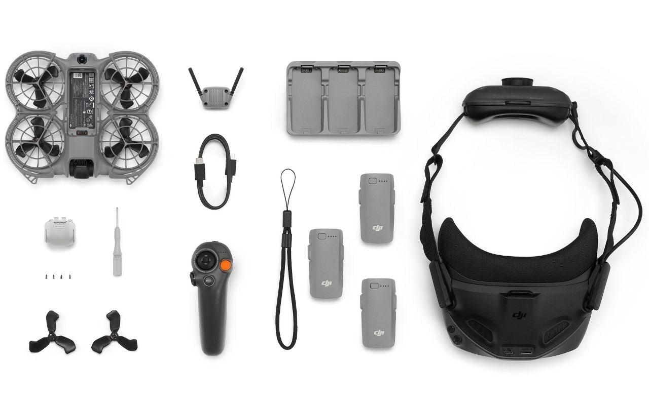 Auf dem Foto ist der Lieferumfang der DJI Neo 2 Motion Fly More Combo zu sehen. 