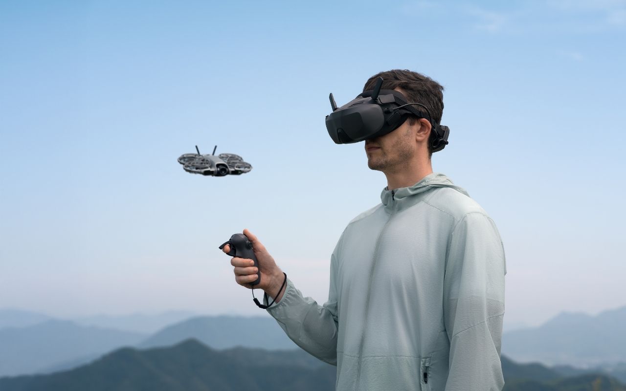 Auf dem Foto ist ein Pilot zu sehen, der die DJI Neo 2 Motion Fly More Combo fliegt. 