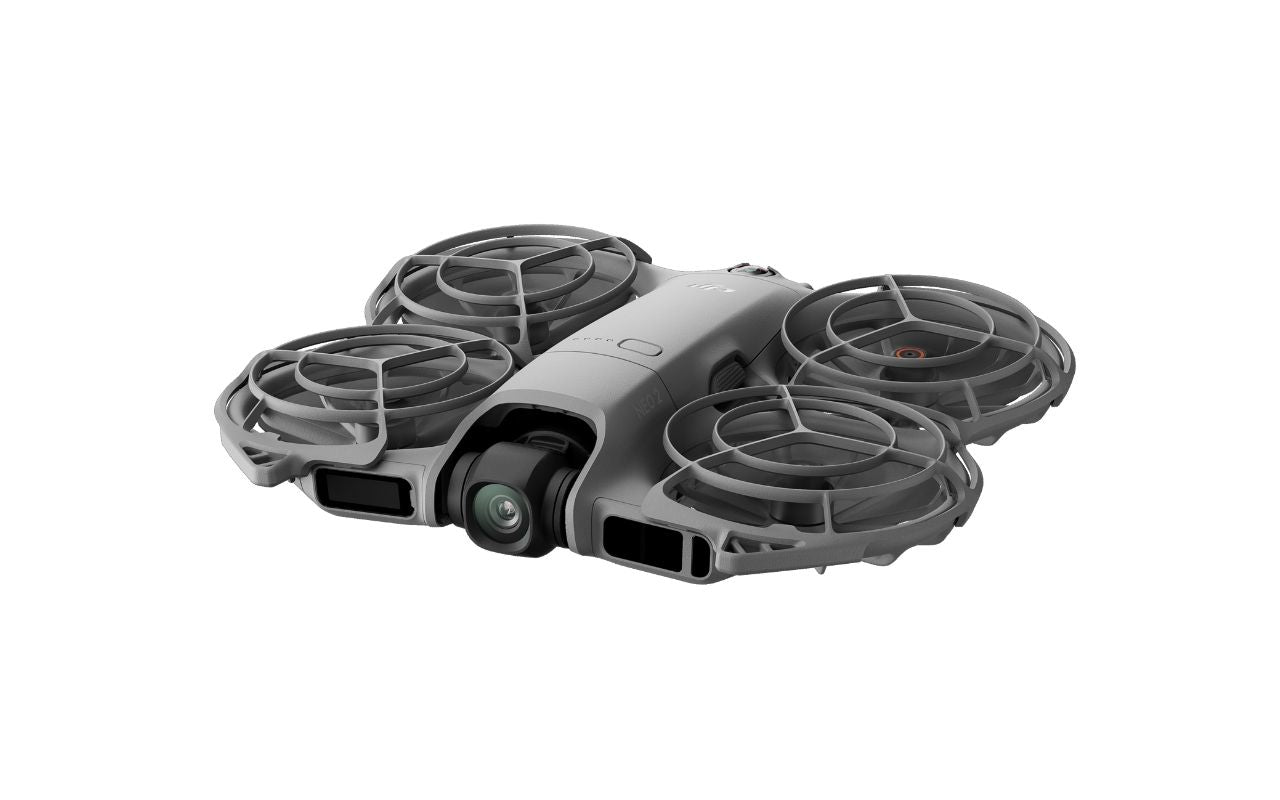 Auf dem Foto ist die DJI Neo 2 Drohne in der seitlichen Frontansicht zu sehen.
