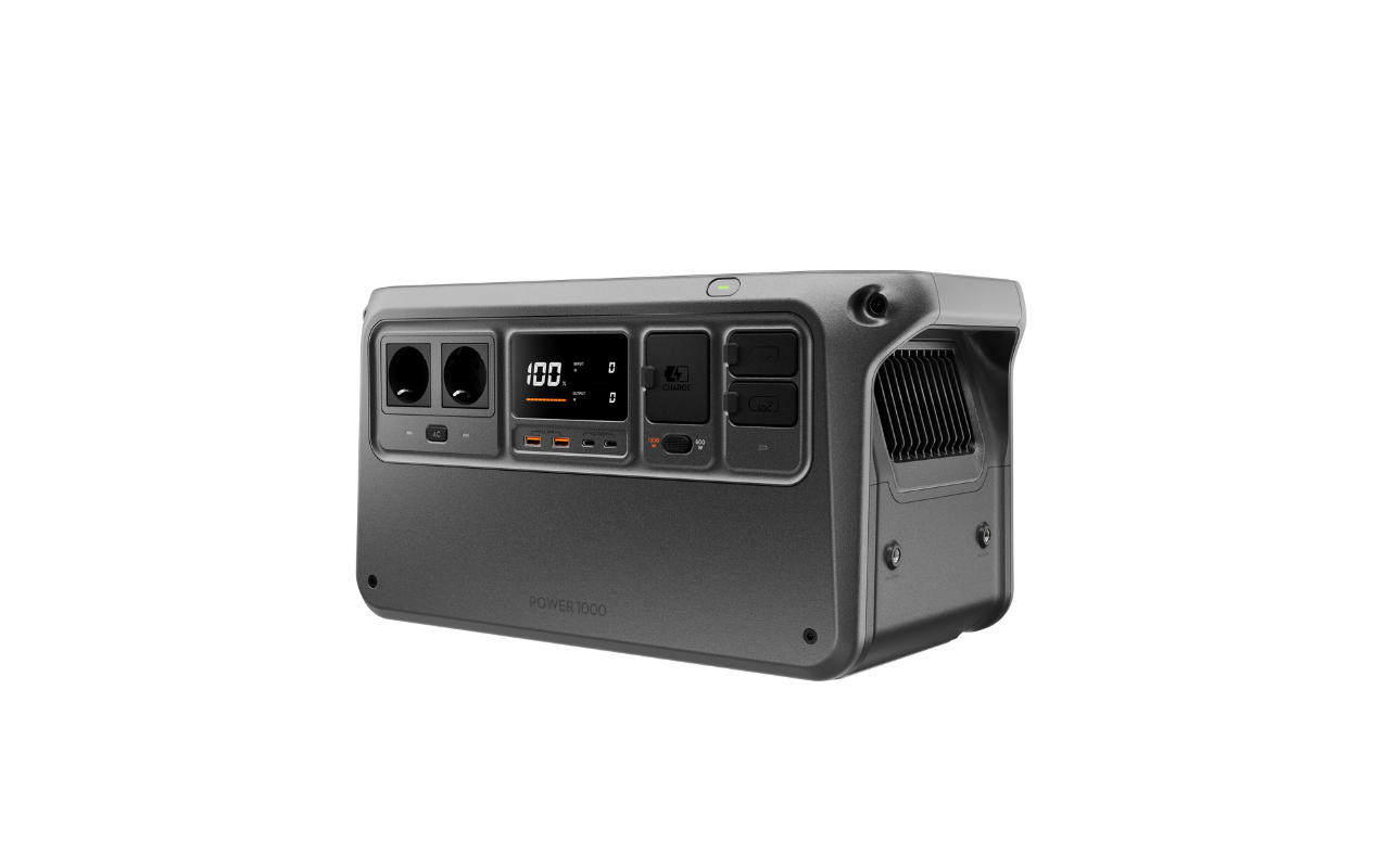 Auf dem Bild ist die DJI Power 1000 Powerstation in der Seitenansicht zu sehen. 