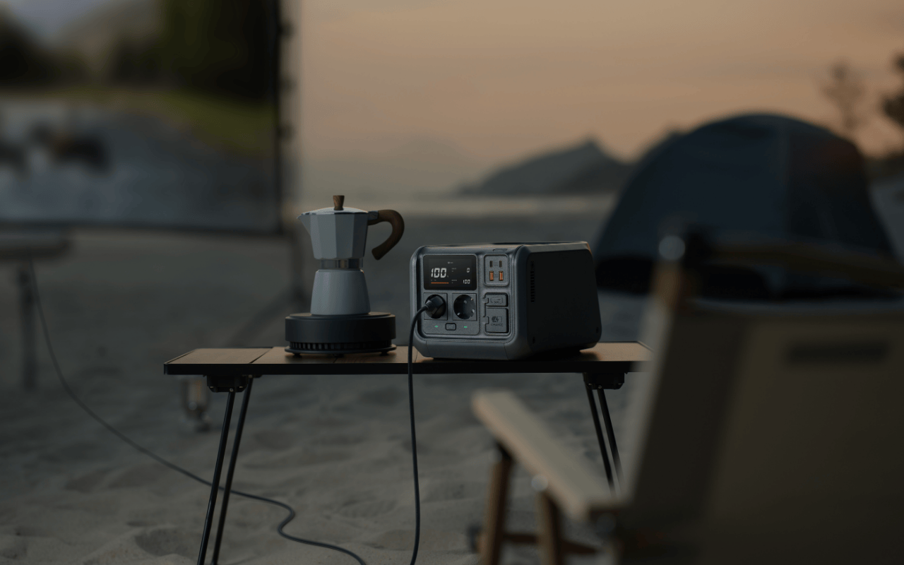 Auf dem Bild ist die DJI Power 500 Powerstation auf einem Tisch am Strand zu sehen.