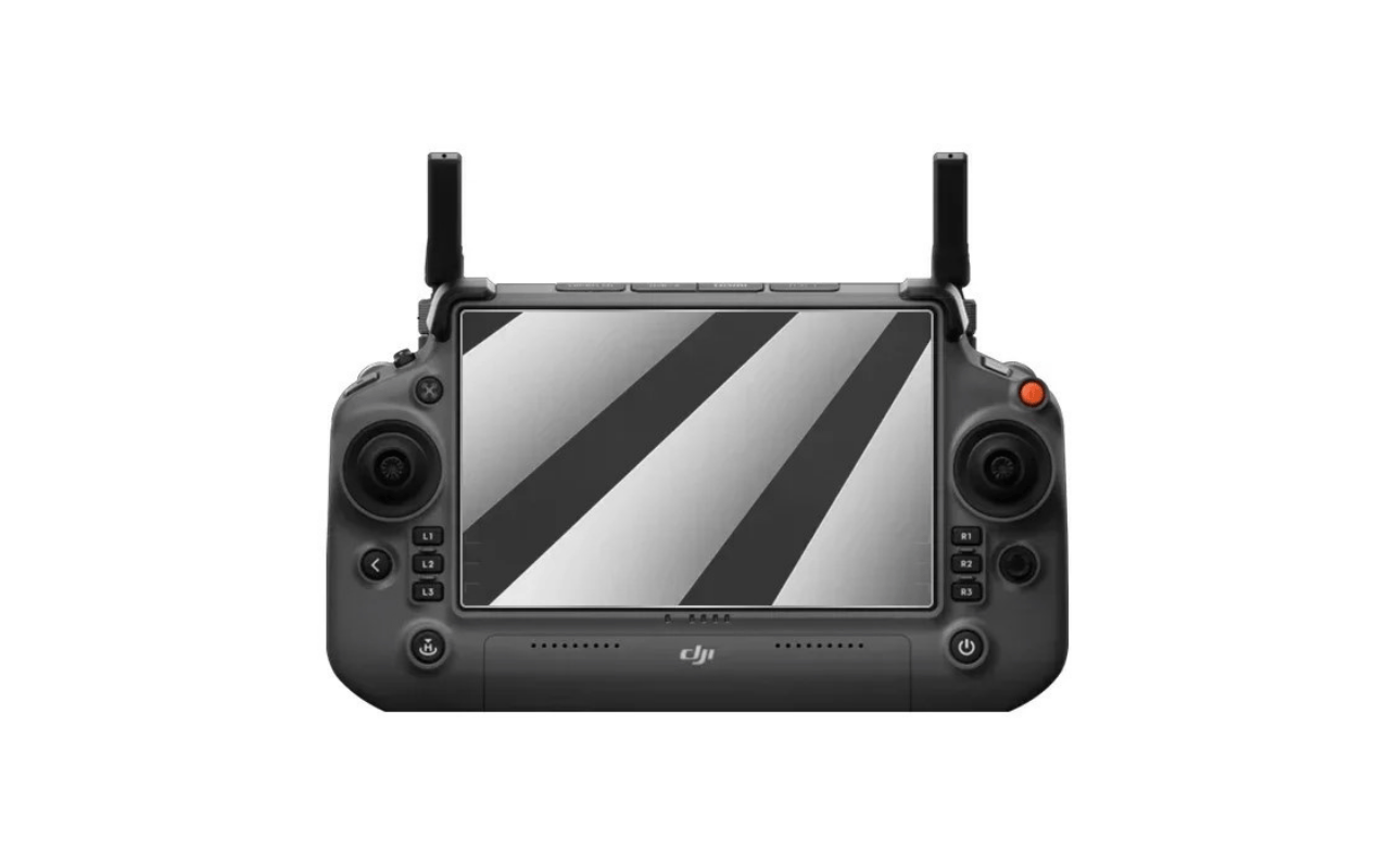 Auf dem Foto ist ein DJI RC Plus Controller mit Panzerglas zu sehen.  
