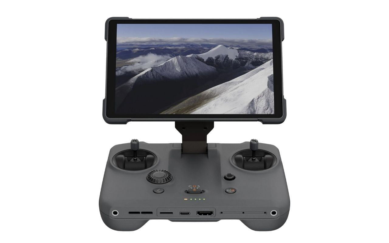 Auf dem Foto ist der DJI RC Pro 2 Controller in der Frontansicht zu sehen. Der Bildschirm ist ausgeklappt. 