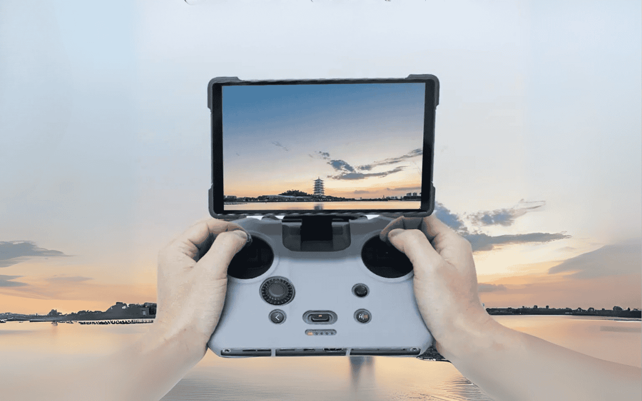 Auf dem Bild hält eine Person den DJI RC Pro 2 Controller, ausgestattet mit einer Schutzhülle, in der Hand.