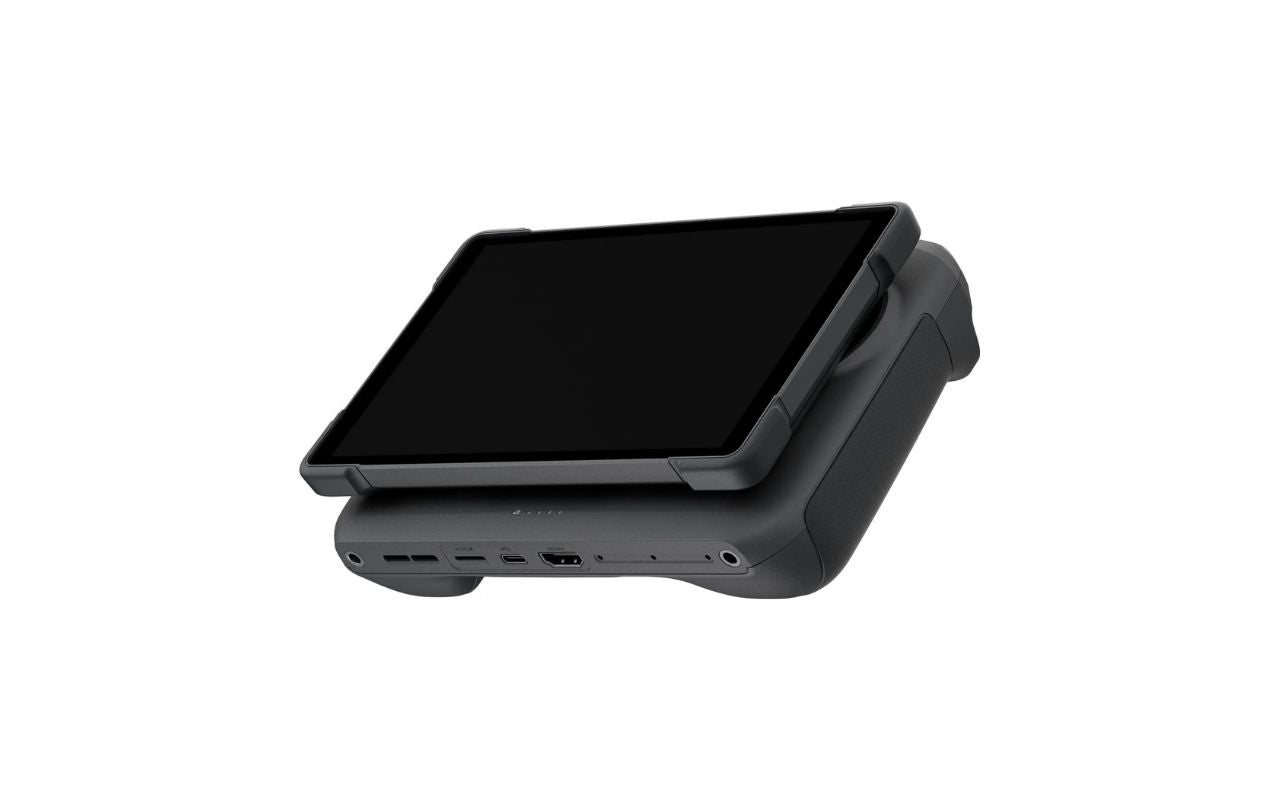 Auf dem Foto ist der DJI RC Pro 2 Controller in der seitlichen Frontansicht zu sehen. Der Bildschirm ist eingeklappt. 