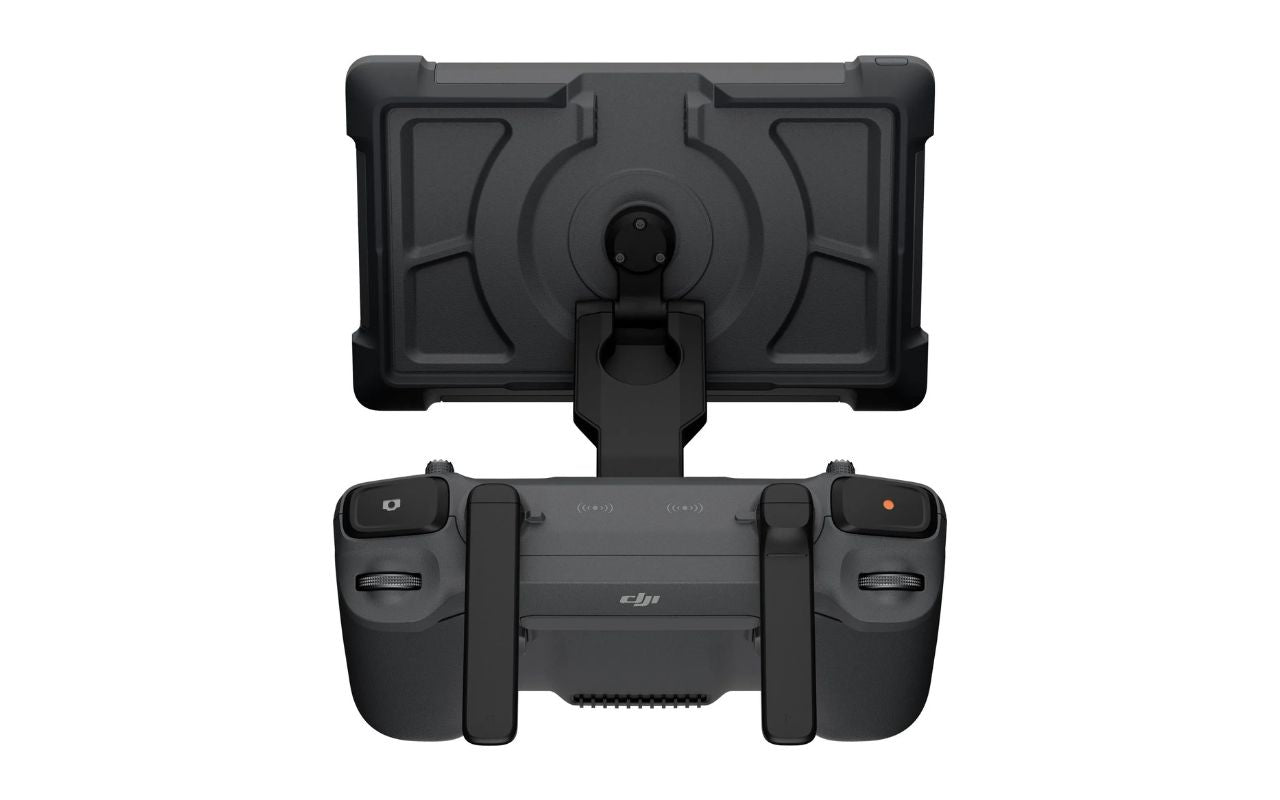 Auf dem Foto ist der DJI RC Pro 2 Controller in der Rückansicht zu sehen. Der Bildschirm ist ausgeklappt. 
