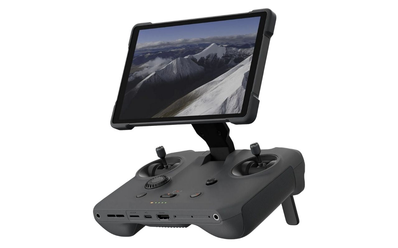 Auf dem Foto ist der DJI RC Pro 2 Controller in der seitlichen Frontansicht zu sehen. Der Bildschirm ist ausgeklappt. 