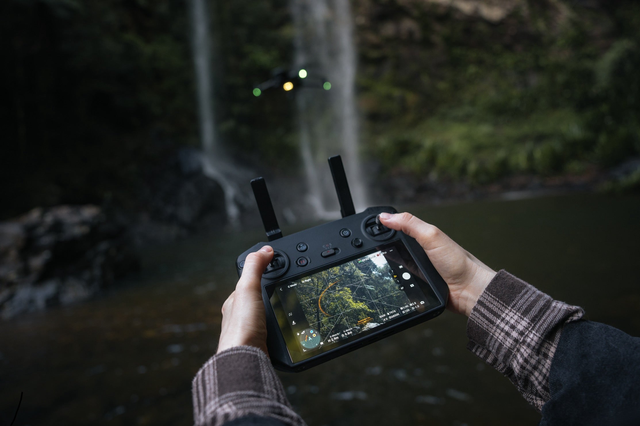 Auf dem Foto ist ein DJI RC Pro Controller zu sehen. Dieser wird gerade für einen Drohnen Flug genutzt.